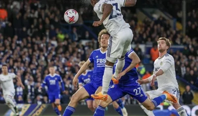 El cabezazo con el cual Luis Sinisterra abrió el marcador para Leeds United.