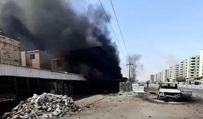 Imagen facilitada por la embajada de Indonesia en Sudán de un lugar escenario de combates en Jartúm, la capital