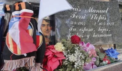  La tumba de Nino Bravo en el Cementerio General de Valencia, España.