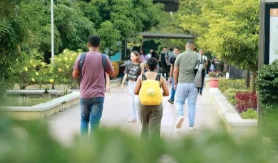 Estudiantes caminan por la sede de Uniatlántico en la carrera 46.