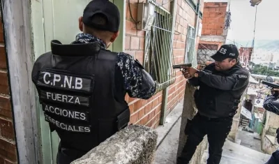 La Policía Bolivariana de Venezuela ha sido cuestionada por  sistemáticas ejecuciones extrajudiciales de hombres jóvenes en situación de pobreza.