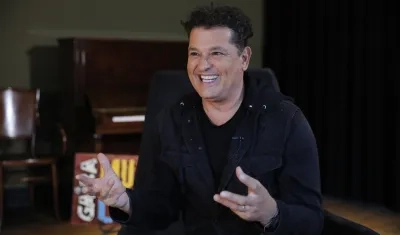 Carlos Vives rinde un nuevo homenaje a Rafael Escalona, a quien interpretó en una serie televisiva a comienzos de los 90.