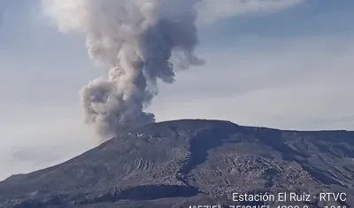 La ceniza expulsada este martes por el volcán Nevado del Ruiz