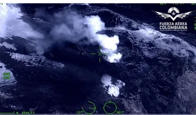 Foto del volcán captada el jueves por la Fuerza Aérea Colombiana