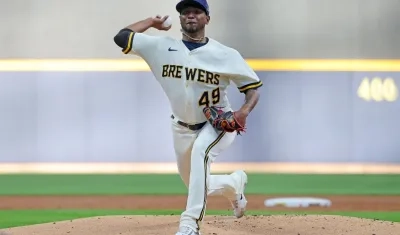 Julio Teherán trabajó cinco entradas y permitió cuatro hits y una carrera.