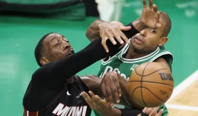 Bam Adebayo, del Miami Heat, disputa el balón con Al Horford, de los Celtics de Boston.
