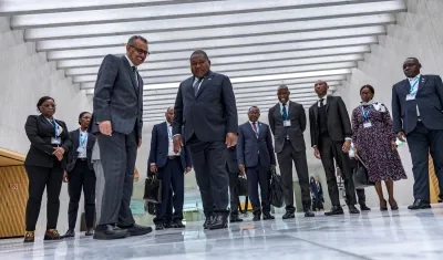 El director de la OMS, Tedros Adhanom Ghebreyesus, saluda a Filipe Jacinto Nyusi, de Mozambique, en el inicio de la Asamblea Anual en Ginebra.