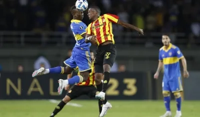Jimer Fory, del Pereira, disputa un balón con Luis Advíncula, de Boca Juniors.