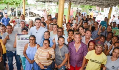 El alcalde de Soledad, Rodolfo Ucrós con los habitantes de Villa Zambrano. 