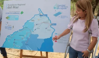 La Gobernadora Elsa Noguera muestra la cobertura que tendrá el Acueducto Regional del Norte.