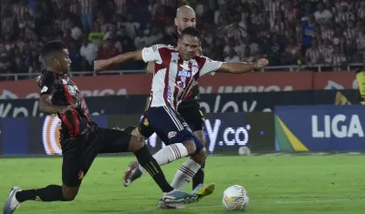 Carlos Bacca no pudo contra la defensa pereirana.