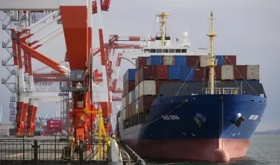 Un buque portacontenedores cargado sale de un puerto en Tokio, Japón. 