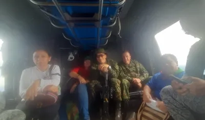 Autoridades en uno de los helicópteros que lidera la búsqueda.