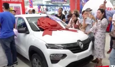 Comprador de Cartagena, ganador del carro rifado por Megatiendas.