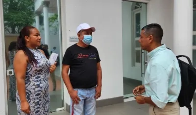 Gabriel Guzmán es atendido en la Personería por el coordinador de Salud, Wilson Llanos.