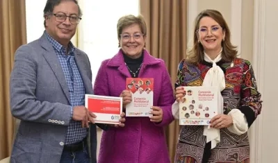 El Presidente Petro, la Ministra del Trabajo, Gloria Inés Ramírez, y la Secretaria General de la Organización Iberoamericana de Seguridad Social, Gina Magnolia Riaño, tras la firma del acta de compromiso.