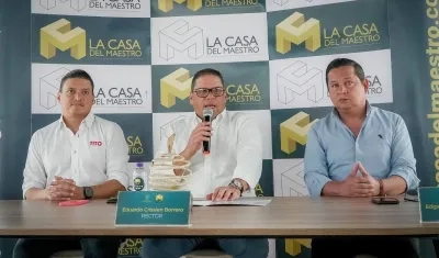 Tito Crissien Borrero, fundador de la Casa del Maestro; Eduardo Crissien Borrero, rector de la Universidad de la Costa y Edgardo Sánchez, cofundador de la Casa del Maestro.