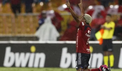  Andrés Felipe Ibargüen, del Medellín, celebra el gol que le anotó al Nacional de Uruguay.