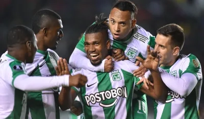 Danovis Banguero celebra con sus compañeros