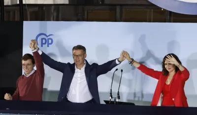 La presidenta de la Comunidad de Madrid y candidata a la reelección por el PP, Isabel Díaz Ayuso (d), el alcalde y candidato a la reelección José Luis Martínez -Almeida. 