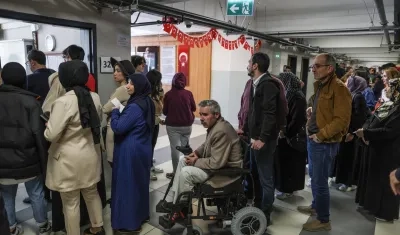 Ciudadanos participando de las elecciones presidenciales en Turquía. 