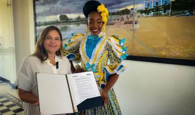 María José Casseres recibiendo el decreto para representar a la ciudad en el Imperialato Nacional de Cumbia.