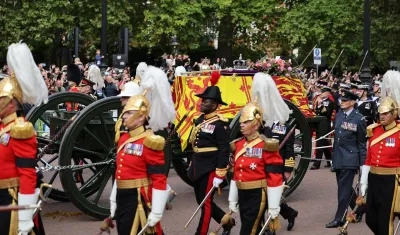 Miles de personas visitaron la capilla ardiente de Isabel II.