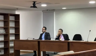 El senador Alex Flórez durante la audiencia.
