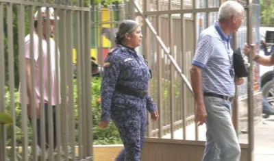 Una guardiana del Inpec, un funcionario administrativo y un médico de esa entidad
