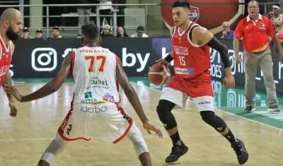 Andrés Carmona, de Titanes, durante el partido contra Corsarios.