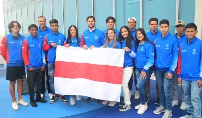 Grupo de deportistas con Luis Restrepo, director de Indeportes Atlántico.