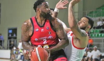 Soren De Luque intenta bloquear a Travio Leonard, de Motilones del Norte 