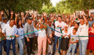 Inaguración de las vías en el barrio Pumarejo
