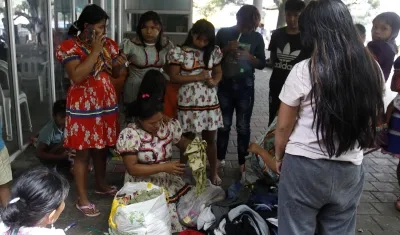 Indígenas permanecen en un asentamiento mientras esperan para retornar a su territorio.