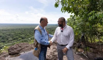 El Canciller Álvaro Leyva y el ministro británico de Asuntos Exteriores, James Cleverly.