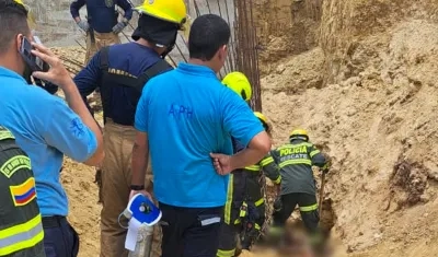 Labores de rescate después del deslizamiento de tierra