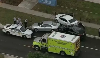 La mujer murió luego que recibiera un disparo y chocara con otro auto..