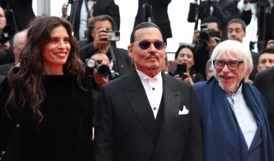 Maiwenn, Johnny Depp y Pierre Richard en la alfombra roja del Festival de Cannes.
