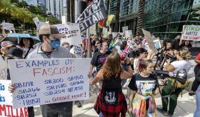 Los opositores al Gobernador de Florida DeSantis protestan contra su candidatura presidencial.