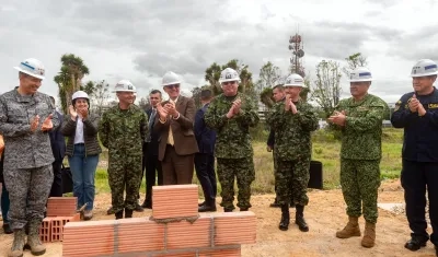 El Ministro de Defensa Iván Velásquez, con altos mandos militares.