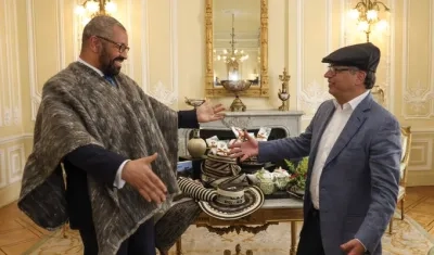 El ministro británico de Asuntos Exteriores, James Cleverly, y el presidente Gustavo Petro. 