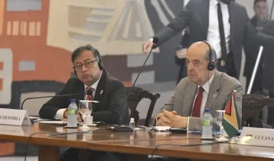 Petro y su canciller Álvaro Leyva en la Reunión de Presidentes de los Países de América del Sur