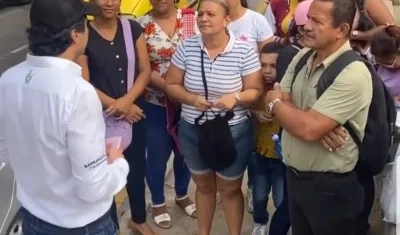 Padres de estudiantes del Pestalozzi conversando con el Personero.