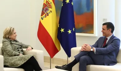 El presidente del Gobierno español, Pedro Sánchez, y la exsecretaria de Estado de EE.UU. Hillary Clinton