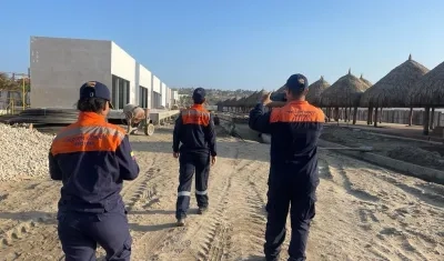 Personal de la Armada vigilando costas