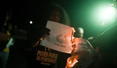 Manifestantes participan durante una protesta contra el racismo hoy, frente a la embajada de España en Brasilia. 