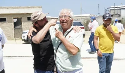 El Alcalde Pumarejo bromea con el padre Cirilo Swinne en la visita a las obras del Parque Bicentenario