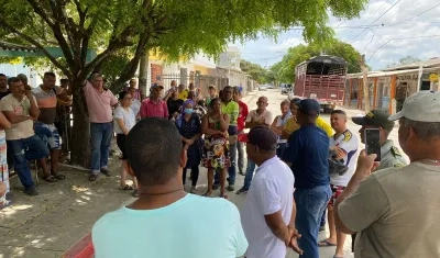 Reunión de habitantes del barrio con las autoridades. 