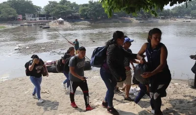 Migrantes cruzan el sábado el río Suchiate en la ciudad de Tapachula, Chiapas (México)