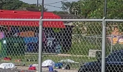 Un hombre atropelló a un grupo de personas en una parada de autobús.